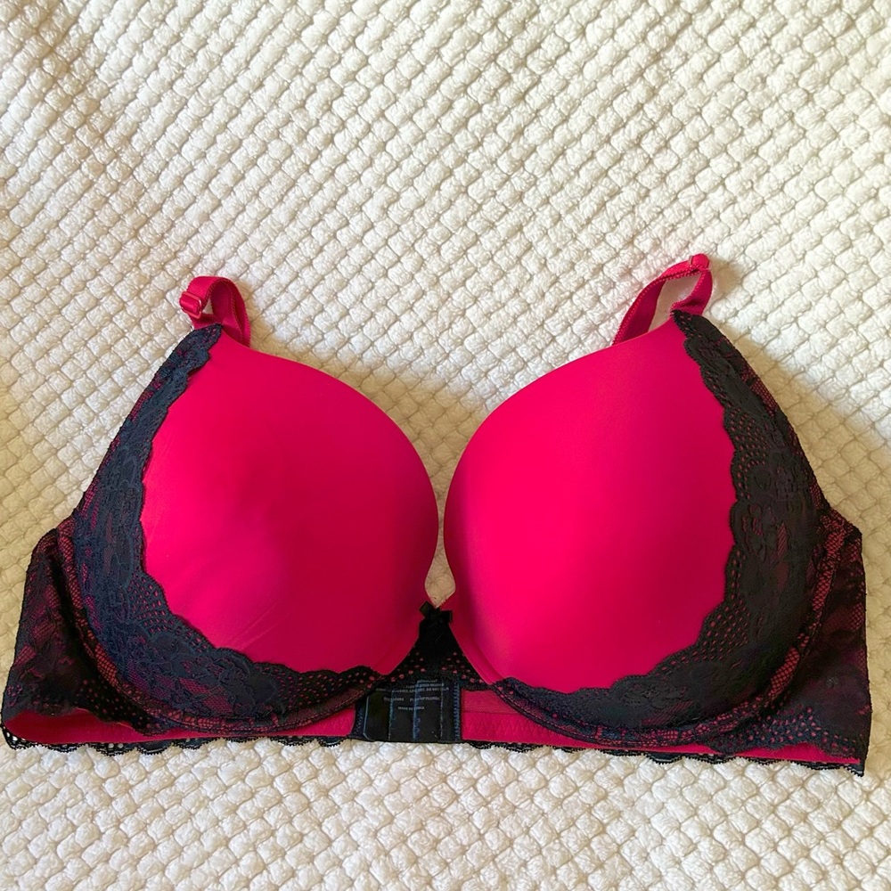 Torrid 40DDD Red and Black lace trim bra